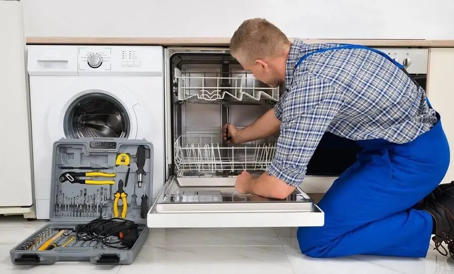 Keçiören Electrolux servisi teknisyen ekibi beyaz eşya tamiri yaparken